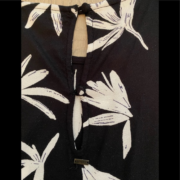 *2/$15* O’Neill sleeveless top M-L - Picture 2 of 5